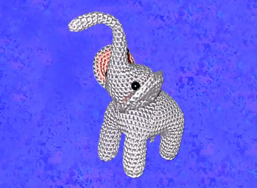 Personaggio lavorato all'uncinetto raffigurante un elefante. La grandezza di questi personaggi è di circa 3-5 cm di diametro x 8-15 cm di altezza